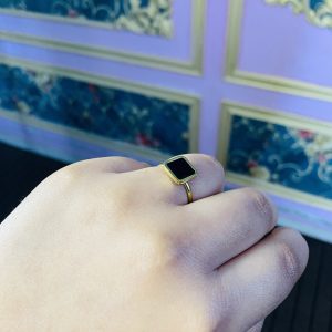 Adjustable square black ring